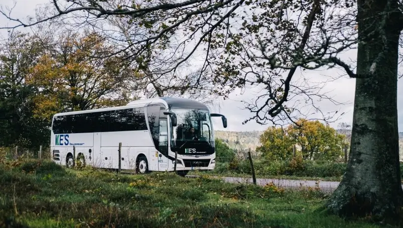 KE Bussar på väg genom skog